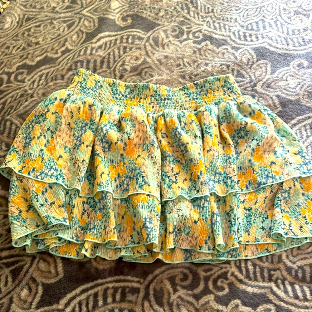 I am selling this  skirt. I think it’s really nice. The color, the designs.